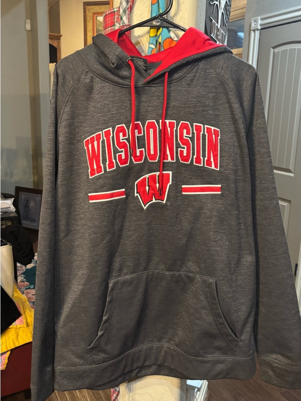 Colosseum Gray men’s XL Wisconsin hoodie